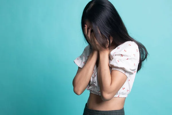 Triste jovem mulher asiática chorar com palma para cara . — Fotografia de Stock