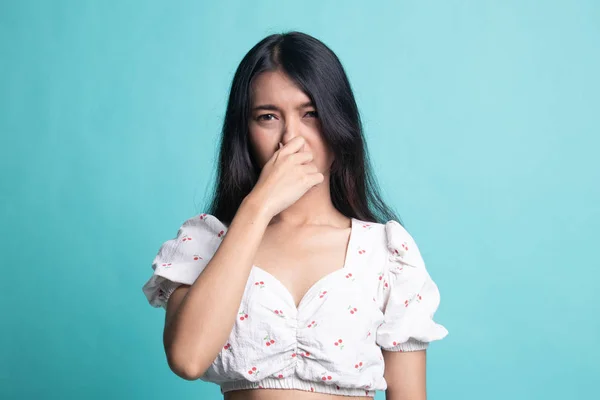 Νέα ασιατική γυναίκα που κρατά τη μύτη λόγω μια κακή μυρωδιά . — Φωτογραφία Αρχείου