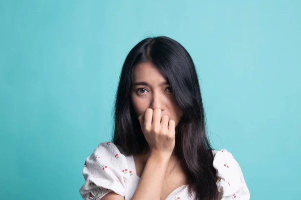 Incerto hesitante nervoso jovem asiático mulher mordendo sua unha — Fotografia de Stock