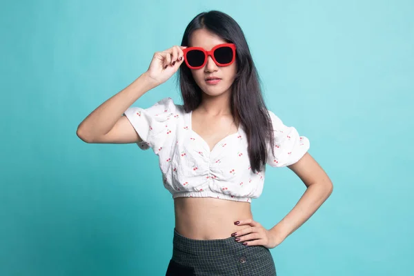 Portré egy gyönyörű fiatal ázsiai lányról napszemüvegben.. — Stock Fotó