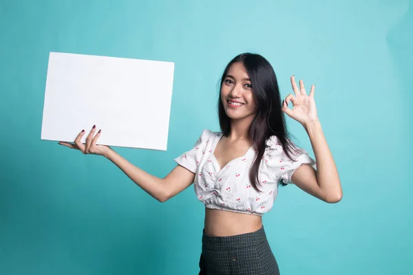 Mladá asijská žena show Ok s bílým prázdný znak . — Stock fotografie
