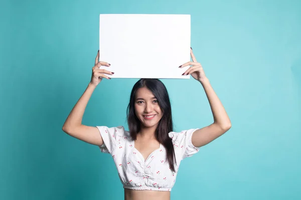Mladá asijská žena s bílým prázdný znak . — Stock fotografie