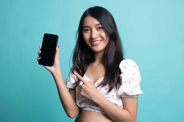 Jeune femme asiatique pointent vers téléphone mobile  . — Photo