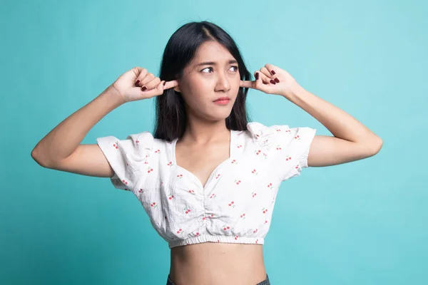 若いアジア女性は、指で両耳をブロックします。 . — ストック写真