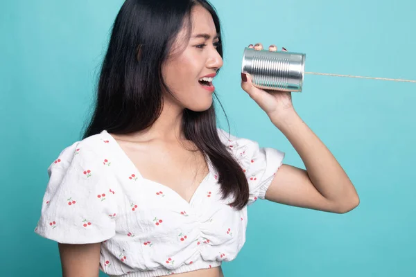 Jeune asiatique femme crier avec étain peut téléphone  . — Photo