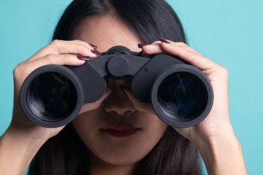 Dürbün ile genç Asyalı kadın .