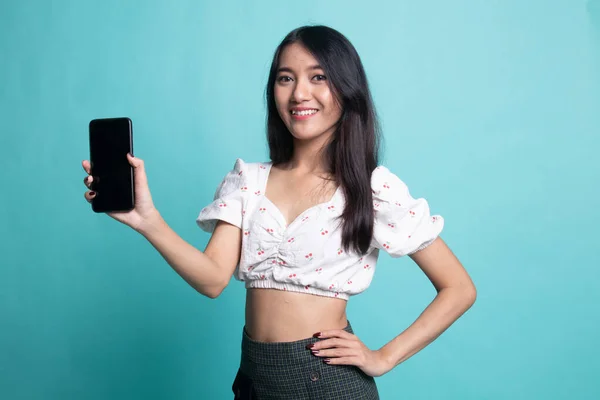 Jeune femme asiatique avec téléphone mobile . — Photo