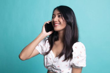 Cep telefonu ile konuşurken genç Asyalı kadın .