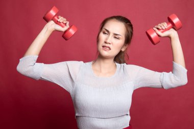 Asyalı kadın dumbbells ile yorgun.
