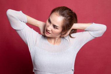 Uykulu genç Asyalı kadın esneme.