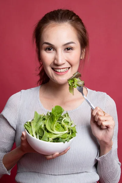 Gezonde Aziatische vrouw met salade. — Stockfoto