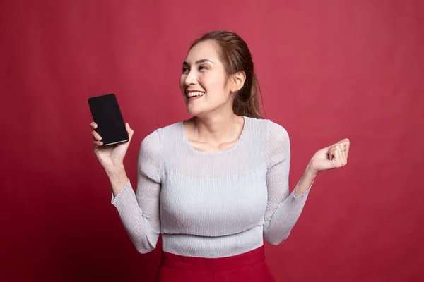 Feliz joven mujer asiática con teléfono móvil . — Foto de Stock