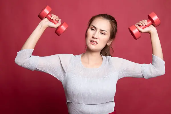 Uitgeput Aziatische vrouw met halters. — Stockfoto