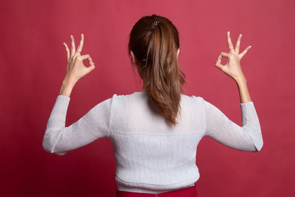 Vista posterior de la mujer asiática muestran doble signo de mano OK . —  Fotos de Stock