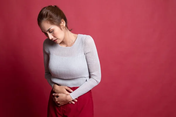 Mladá asijská žena má bolesti břicha. — Stock fotografie