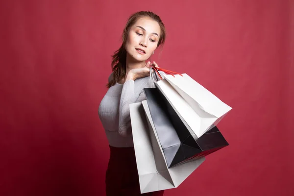 Joven mujer asiática feliz con bolsa de compras . —  Fotos de Stock