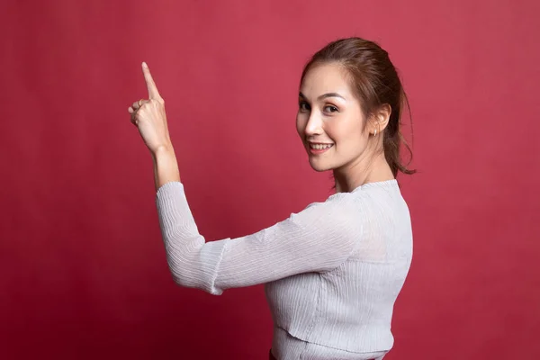 Terug van Aziatische vrouw aanraken van het scherm met haar vinger. — Stockfoto