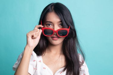  Cyan renkli güneş gözlüklü güzel bir Asyalı kızın portresi