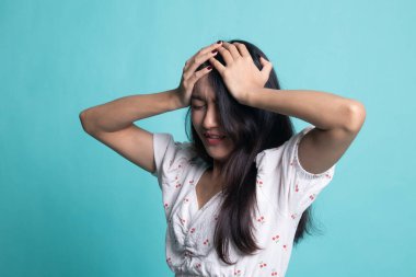  Stresli genç Asyalı kadın cyan rengi arka planda bağırıyor