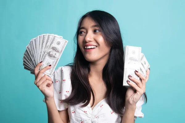 Retrato de jovem ásia mulher mostrando monte de dinheiro notas — Fotografia de Stock