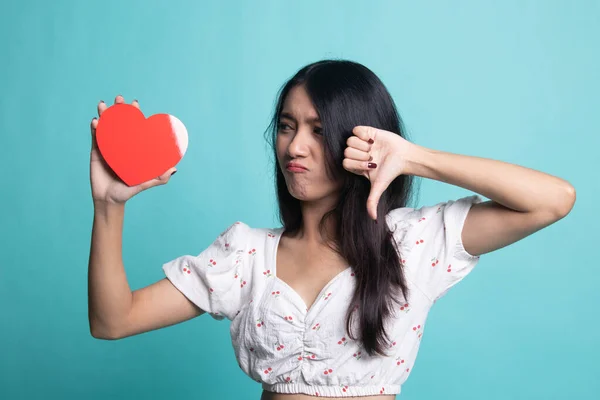 Ázsiai nő hüvelykujját lefelé piros szív. — Stock Fotó