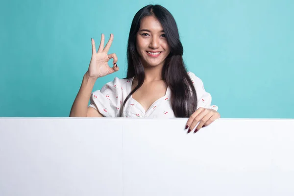 Giovane donna asiatica mostra OK con segno bianco . — Foto Stock