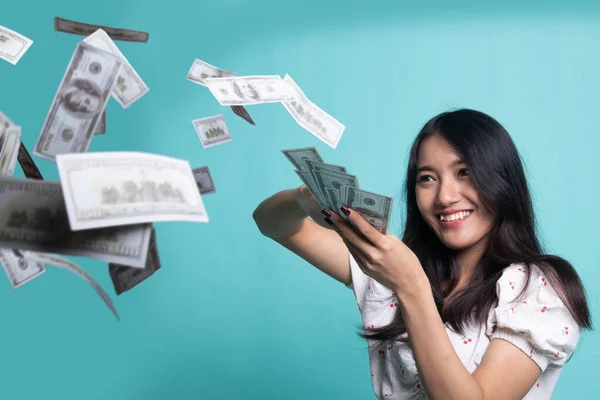 Portrét velmi šťastný mladý asijské žena vyhazování peněz zákaz — Stock fotografie