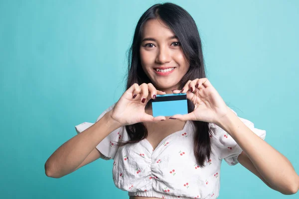 Joven Mujer Asiática Sonrisa Con Tarjeta Blanco Sobre Fondo Color —  Fotos de Stock