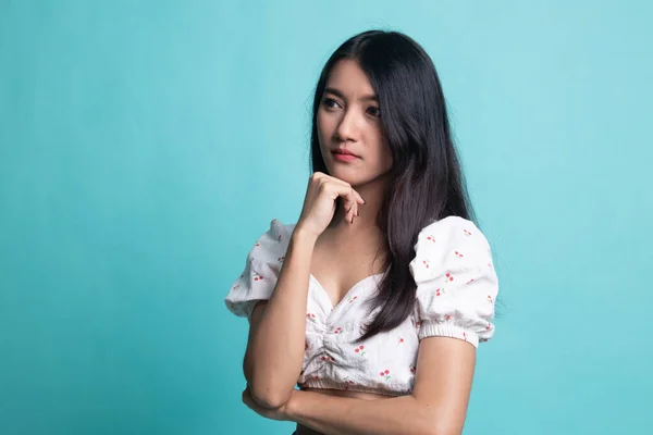 Ernstige Jonge Aziatische Vrouw Kijk Weg Cyaan Kleur Achtergrond — Stockfoto