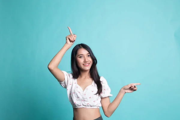 Jeune asiatique femme point avec deux mains . — Photo