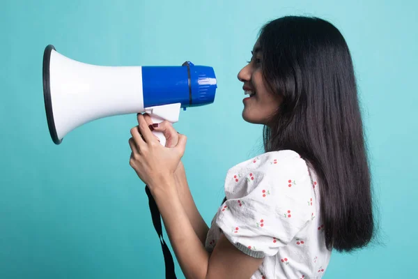 Bela Jovem Ásia Mulher Anunciar Com Megafone Ciano Fundo — Fotografia de Stock