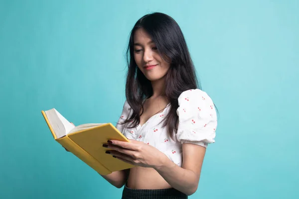 Joven Asiática Mujer Leer Libro Sobre Cyan Fondo — Foto de Stock