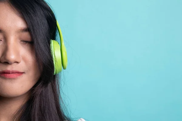 Bonita chica asiática escuchando música con sus auriculares . — Foto de Stock