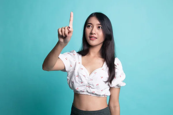 Mujer asiática tocando la pantalla con el dedo . —  Fotos de Stock