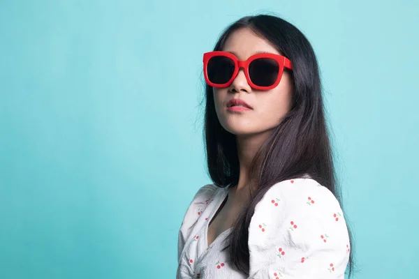 Retrato Una Hermosa Joven Asiática Gafas Sol Sobre Fondo Color — Foto de Stock