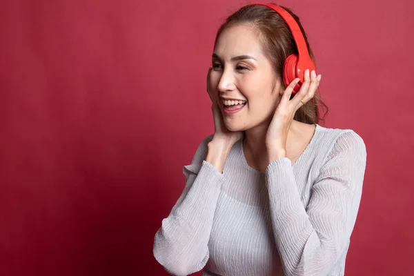 Ładna Azji dziewczyna słuchanie muzyka z jej słuchawki. — Zdjęcie stockowe