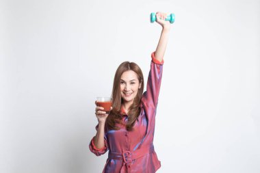 Dumbbell ve domates suyu ile sağlıklı Asyalı kadın.