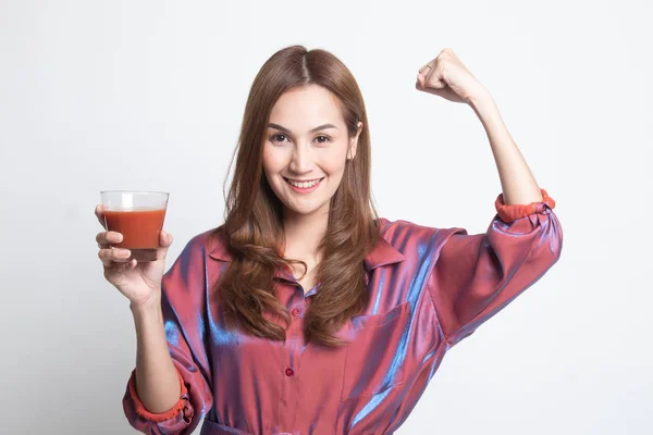 Fuerte mujer asiática sana con jugo de tomate . — Foto de Stock