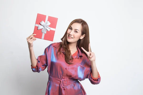 Asian woman show victory sign with a gift box. — Stock Photo, Image