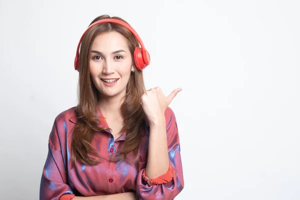 Dość Azji dziewczyna słuchając muzyka z jej słuchawki wskazują dla c — Zdjęcie stockowe