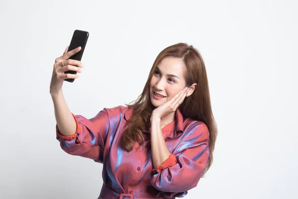 Ung asiatisk kvinna selfie med mobiltelefon. — Stockfoto