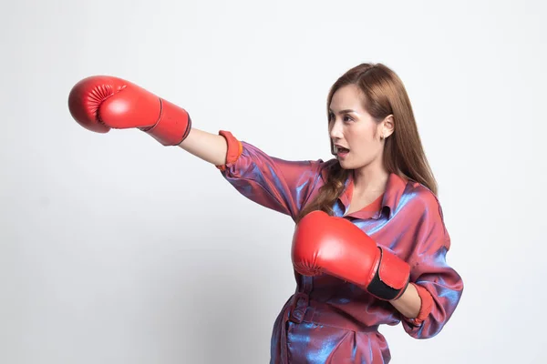 Jovem mulher asiática com luvas de boxe vermelho . — Fotografia de Stock