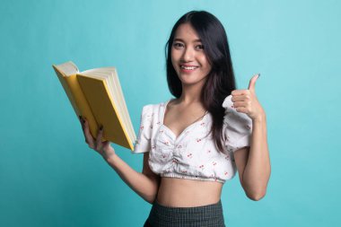 Genç Asyalı kadın Yaşasın bir kitapla