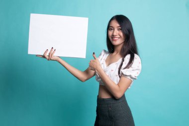 Genç Asyalı kadın ortaya başparmak ile beyaz boş işareti