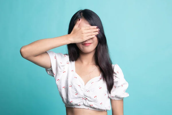 Jovem mulher asiática fechar os olhos com a mão . — Fotografia de Stock