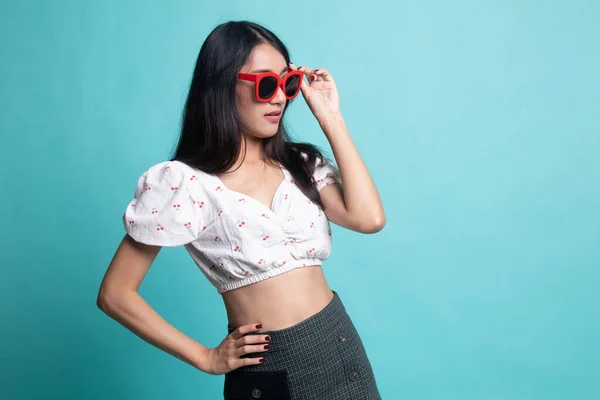 Retrato Una Hermosa Joven Asiática Gafas Sol — Foto de Stock