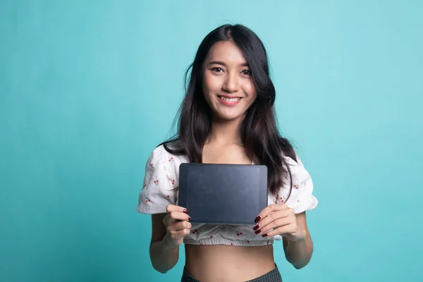 Mladá Asijská Žena Počítači Tablet — Stock fotografie