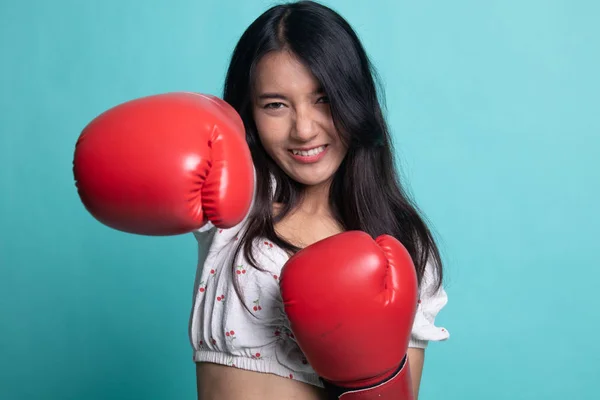 Joven mujer asiática con guantes de boxeo rojos . — Foto de Stock