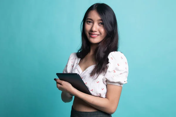 Jeune Femme Asiatique Avec Une Tablette Informatique — Photo
