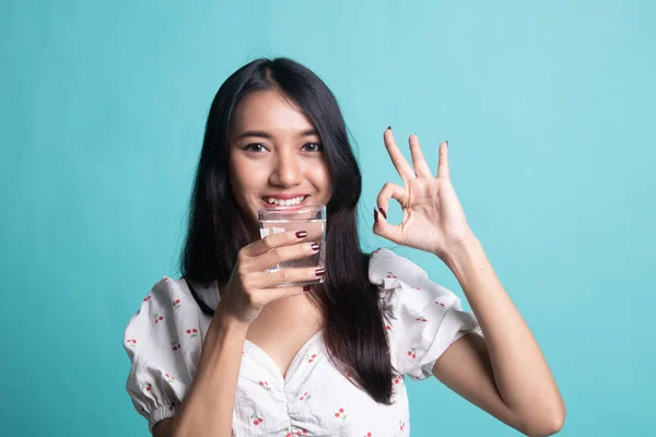 Jeune asiatique femme montrer OK avec un verre d'eau potable . — Photo